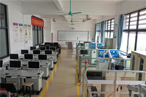 机器人编程与操作实训室.jpg