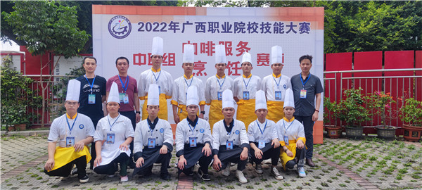 2022年2022年广西职业院校(中职组)技能大赛指导老师与选手合照2.jpg