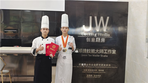 2022年广西职业院校(中职组)技能大赛烹饪(中餐热菜)项目三等奖黄露(右一).jpg