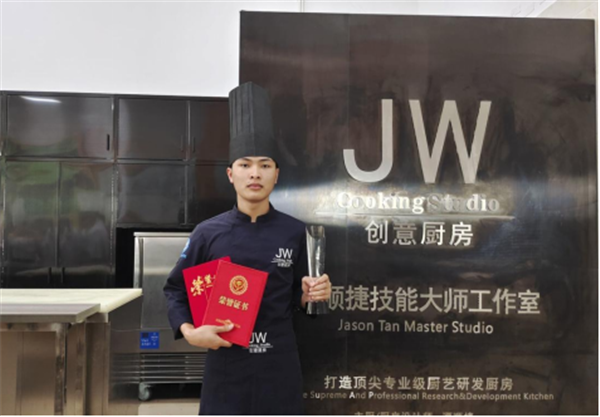 2022年广西职业院校(中职组)技能大赛烹饪(冷拼与雕刻)项目一等奖徐宗涛.png