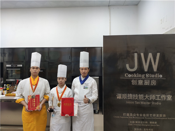 2021年广西职业院校(中职组)技能大赛烹饪(中西式面点)项目二等奖黄相凯(左1).jpg