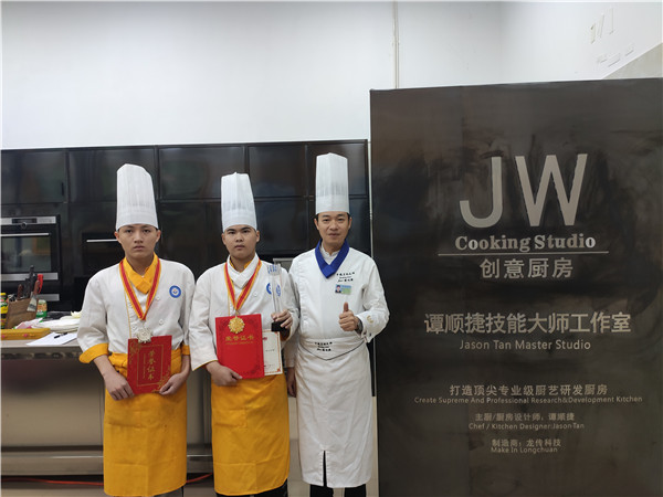 2021年广西职业院校(中职组)技能大赛指导老师与参赛选手合照,黄露(左)陈叶荣(中)谭大师(右).jpg