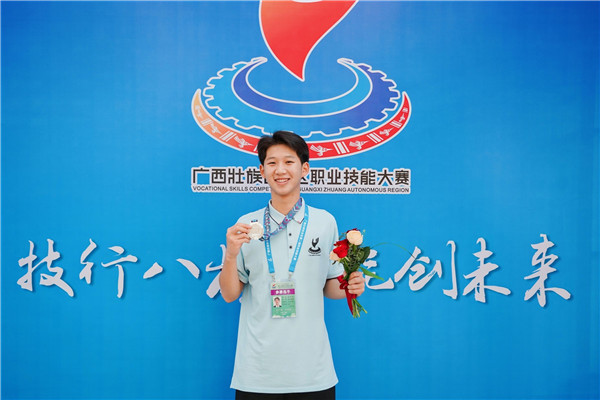 4.2 2022年广西壮族自治区第二届职业技能大赛餐厅服务项目银牌(吴思阳).jpg