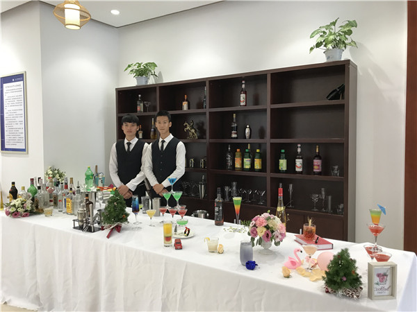 2020年技能比赛展示日鸡尾酒调制.jpg