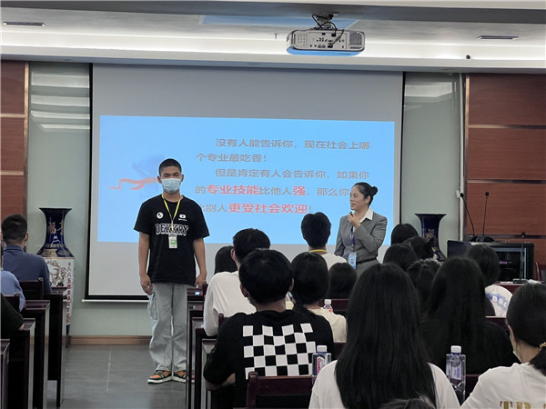 2022年向新生进行酒店管理专业介绍.jpg