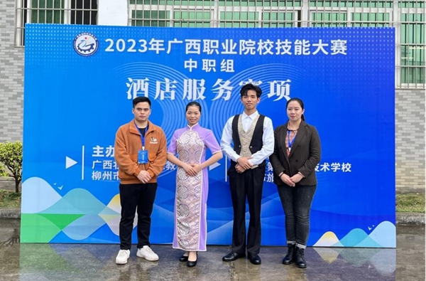 19级酒店高级工班莫政豪(右2)、20级酒店高级工1班罗智芳(左2)在酒店服赛项中荣获团体一等奖.jpg