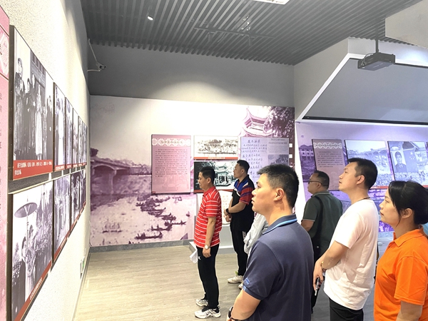 参观毛主席接见广西各族人民纪念馆 (1).jpg