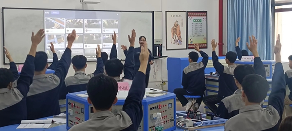 学生积极发言.jpg