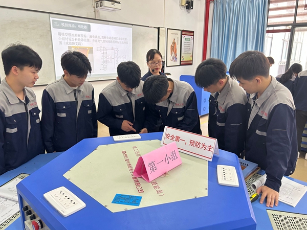 黄小燕老师指导学生完成工作任务.jpg