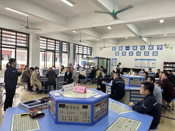 课后教师进行研讨.jpg