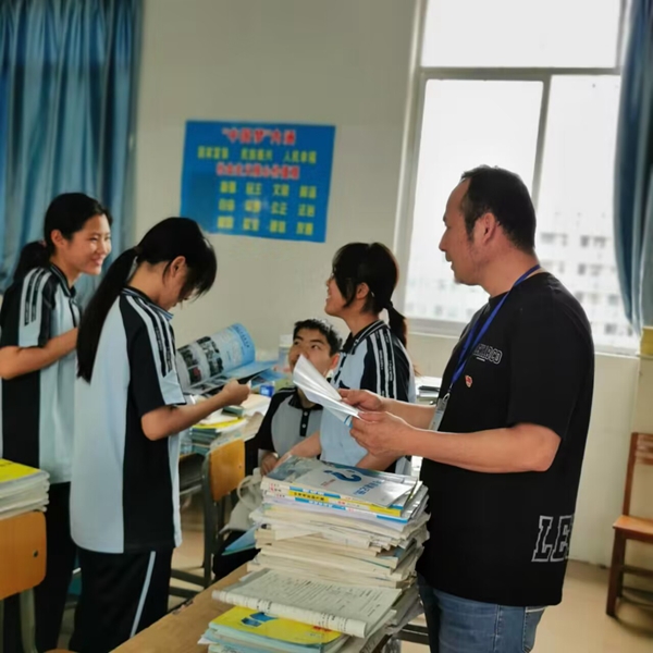 党员黄鸿面同志进班宣传.jpg