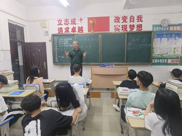 党员黄恩仔同志进班宣传.jpg