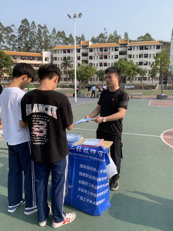 党员邓智英同志进行招生宣传.jpg