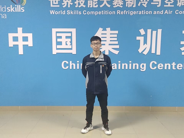 黎昌钰个人照1.jpg