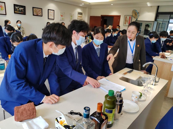 教师指导学生制定计划.jpg