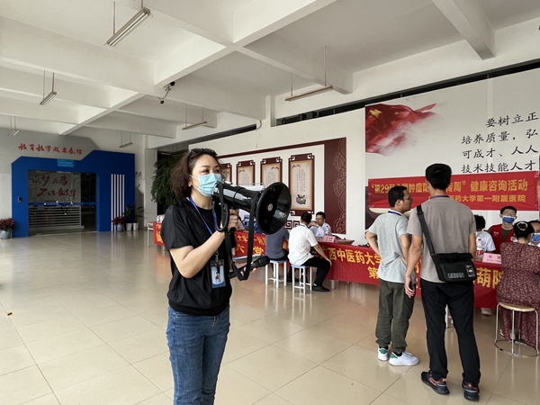 广西二轻技师学院第二党支部书记罗秀清在义诊活动现场组织.jpg