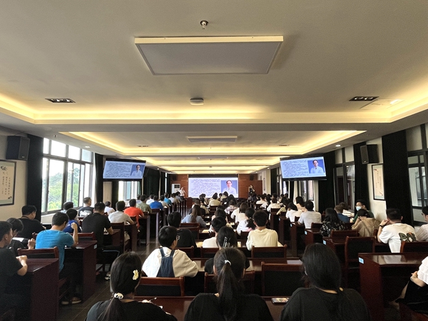 广西中医药大学第一附属医院仙葫院区第十一党支部书记、放疗中心主任、肿瘤科三区副主任蔡凯主任医师在进行科普讲座 (2).jpg