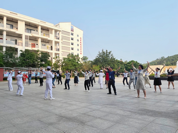 八段锦教学2.jpg
