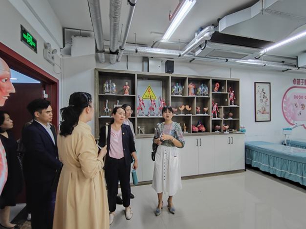参观康养学院实训室 (3).jpg
