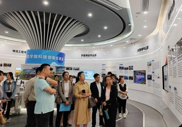 参观科技创新成果展示中心 (1).jpg
