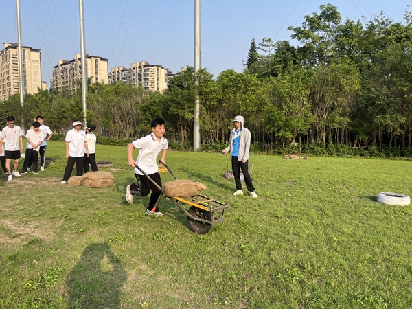 同学们参加“八桂大丰收”项目.jpg