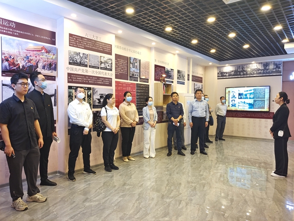 参观一楼展陈区 .jpg