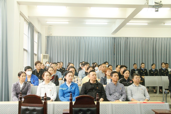 观看警示教育片.jpg