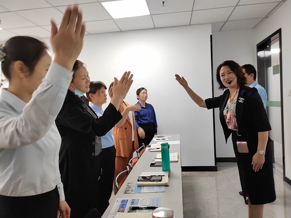 礼仪公益课训练现场3.jpg