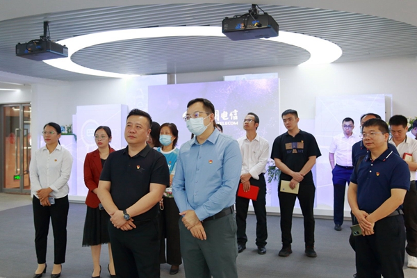 韦晓波同志与罗志同志现场交流.jpg