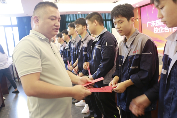 向订单班学生发放奖学金 (1).jpg