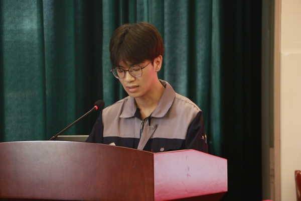 学生代表陆守栋发言.jpg