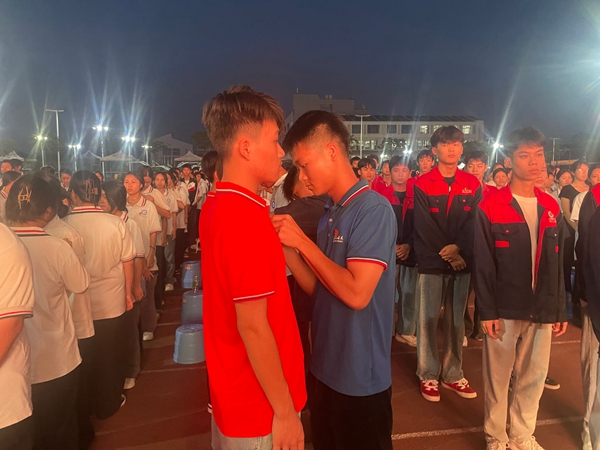 老团员为新团员佩戴团徽 (1).jpg