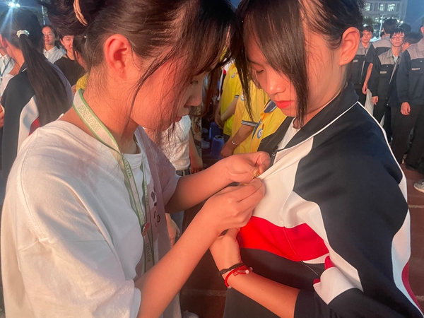 老团员为新团员佩戴团徽 (2).jpg