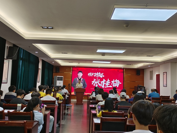 22幼教4班施威洋讲述燃灯校长张桂梅的教育故事.jpg
