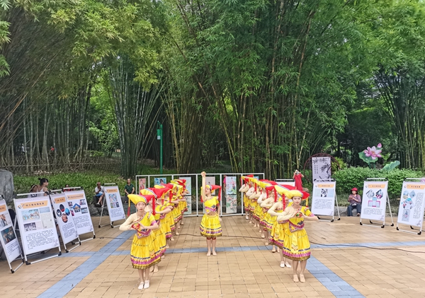 学生表演《绣梦》.jpg