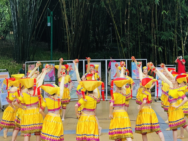 学生表演《绣梦》1.jpg