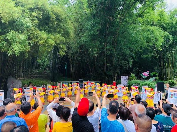 学生表演受到观众热烈欢迎.jpg