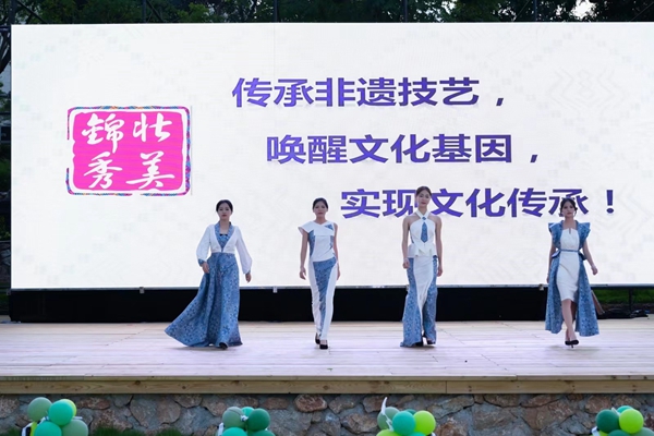 壮锦服饰展示.jpg
