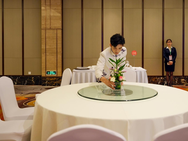 莫政豪中餐宴会摆台项目比赛现场1.jpg