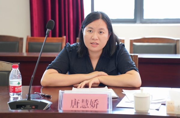 自治区工业和信息化厅人事教育处副处长唐慧娇作点评.jpg
