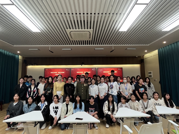 活动参与人员和马金案老同志合影.jpg