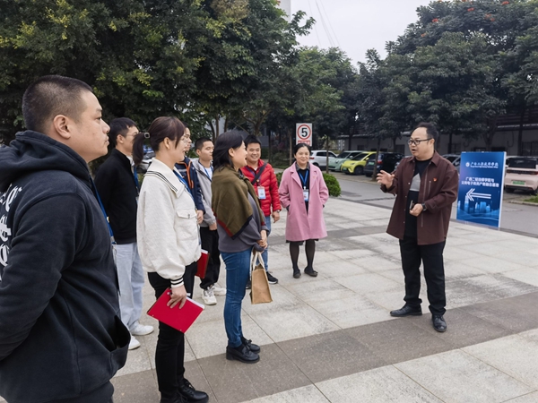 支部书记给党员讲述学院发展史.jpg