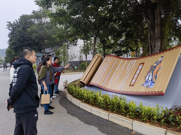 凌燕同志介绍校园文化提升建设情况.jpg