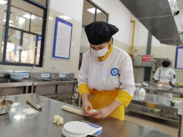 西餐、烹饪、面点项目选手比赛现场1.jpg