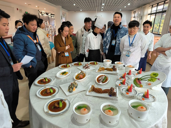院领导前来比赛现场参观1.jpg