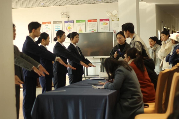 酒店选手展示手部卫生清洁情况.jpg