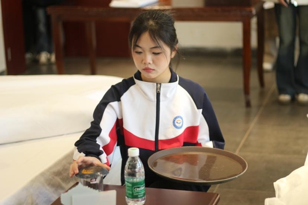中式铺床项目选手比赛现场2.jpg