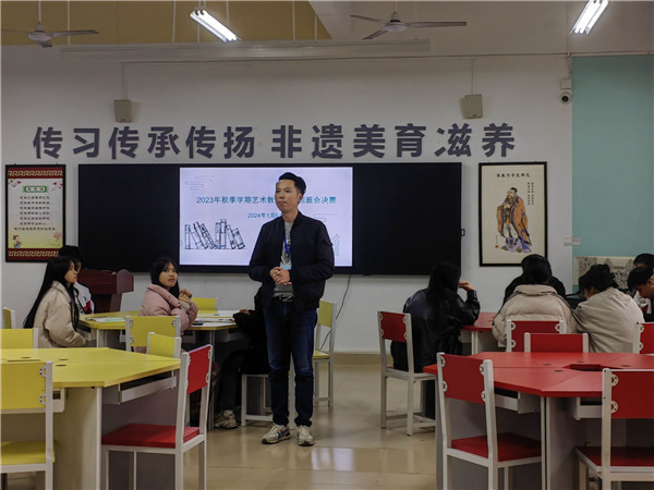 图1:艺术教育系副主任兰礼波主持决赛.jpg