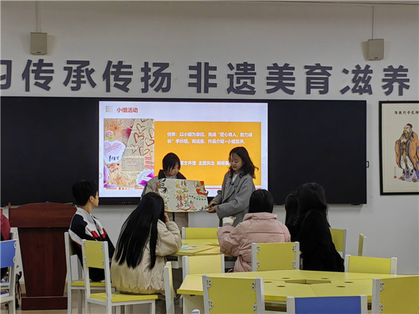 图2:陈蓉蓉老师现场展示班会.jpg