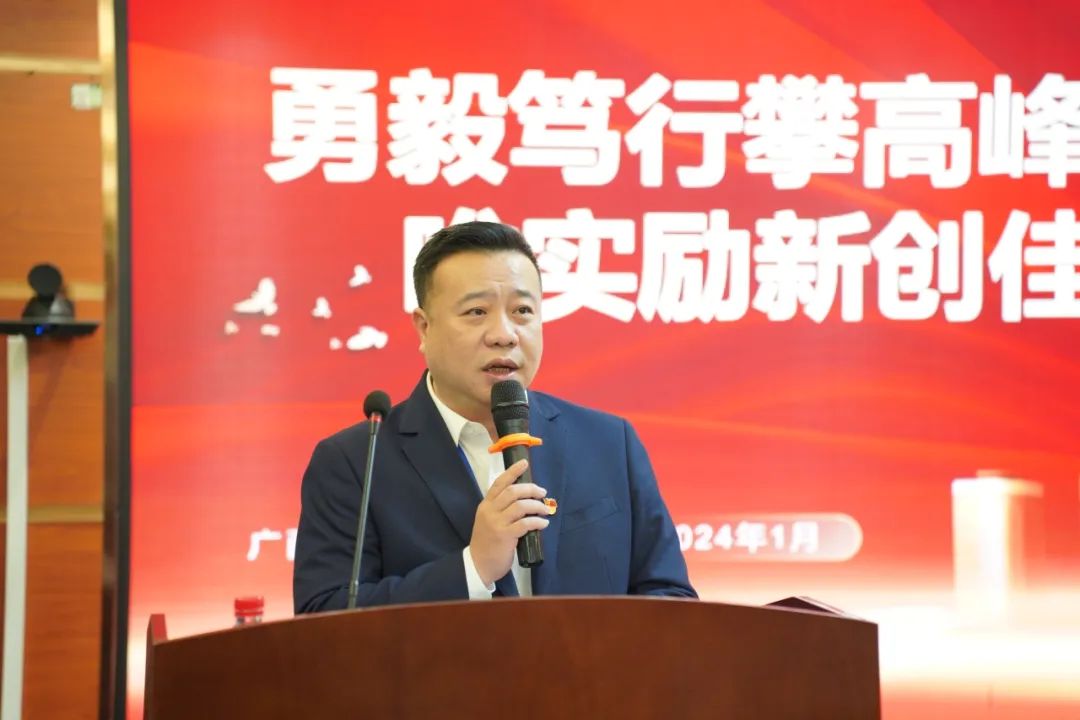 学院党委书记、院长罗志.jpg